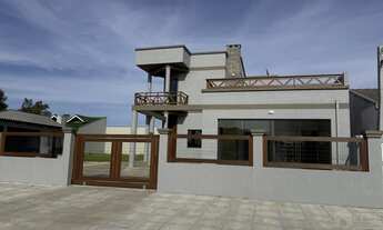 Imagem 5: Lindo imóvel à venda no centro de Imbé, ampla sala com pé direito alto, sacadas, terraço!