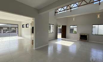 Imagem 7: Lindo imóvel à venda no centro de Imbé, ampla sala com pé direito alto, sacadas, terraço!