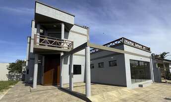 Imagem 2: Lindo imóvel à venda no centro de Imbé, ampla sala com pé direito alto, sacadas, terraço!