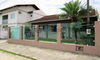 Imagem: Casa com piscina no bairro Coloninha, em