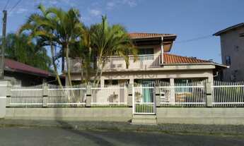 Imagem: Casa no Bairro Coloninha, em Gaspar