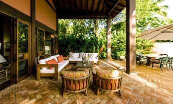 Imagem 6: Pernambuco - Sala de estar com duplo ambiente, ampla varanda com sofás, 4 suítes e 8 vagas