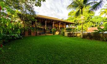 Imagem 4: Pernambuco - Sala de estar com duplo ambiente, ampla varanda com sofás, 4 suítes e 8 vagas