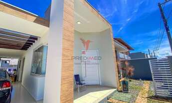 Imagem 2: Casa com alto padrão de acabamento localizada a apenas 600 metros do mar em Piçarras