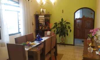 Imagem: 4 dormitórios, 2 banheiro, 2 vagas na garagem