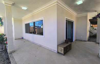 Imagem 2: Casa para Venda em Saquarema, Raia (Bacaxá), 4 dormitórios, 4 suítes, 6 banheiros, 2 vagas