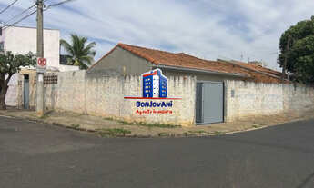 Imagem: Casa de esquina com salão no Solo Sagrado