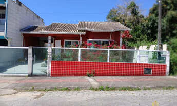 Imagem: Casa sozinha em amplo terreno. São José/SC