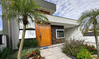 Imagem: Casa alto padrão sozinha no terreno em