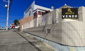 Imagem: Casa de esquina. Sozinha no terreno