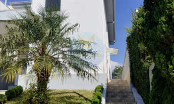 Imagem 2: Casa com 4 Suítes e Área Gourmet em Condomínio Arborizado