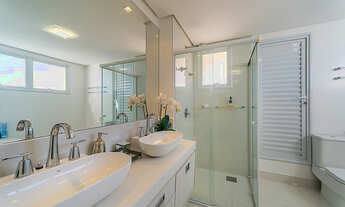 Imagem 6: Amplo Apartamento Decorado em Frente ao Mar de B. Camboriú