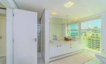 Imagem 4: Amplo Apartamento Decorado em Frente ao Mar de B. Camboriú