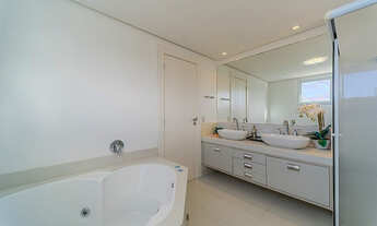 Imagem 7: Amplo Apartamento Decorado em Frente ao Mar de B. Camboriú