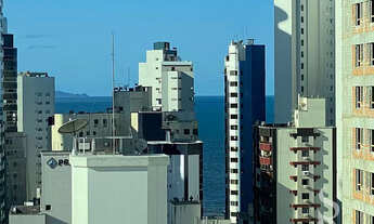 Imagem 5: Porto da Barra Elegância e Vida Urbana em Balneário Camboriú