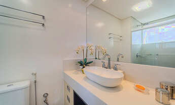 Imagem 3: Amplo Apartamento Decorado em Frente ao Mar de B. Camboriú