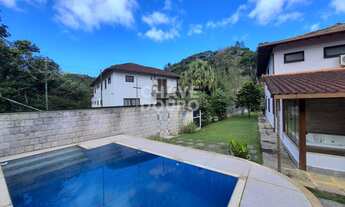 Imagem 2: Casa em condomínio com 4 suítes em terreno plano no Comary!