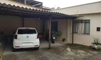 Imagem 2: Casa Ampla com 4 Dormitórios, Canil e Garagem Espaçosa