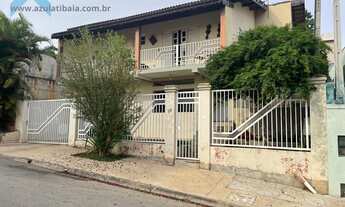 Imagem 2: Casa com área gourmet e casa de hóspedes no Retiro das Fontes, Atibaia. Vista para a Pedra