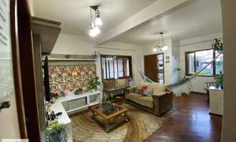 Imagem 2: EXCELENTE CASA ESTILO SOBRADO de 4 quartos, localizado em rua tranquila e residencial, no