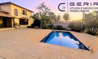 Imagem: Situada em um terreno espaçoso de 1.660m²