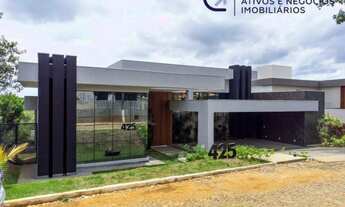 Imagem 1: Desfrute de conforto e segurança na melhor localização dentro do condomínio. Casa em doi