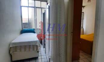 Imagem 3: Localizado na Rua dos Inválidos, no coração do Centro, este charmoso apartamento oferece c