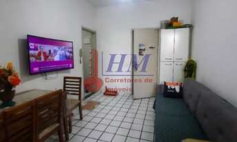 Imagem 2: Localizado na Rua dos Inválidos, no coração do Centro, este charmoso apartamento oferece c