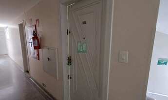 Imagem 2: AMPLO QTO E SALA REFORMADO, ANDAR ALTO, WC ADAPTADO, LAVABO, ÁREA DE SERVIÇO, 01 VAGA COLE