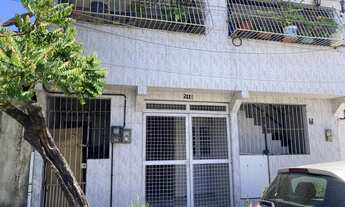 Imagem 3: Casa de dividida em 3 partes, com 1º andar (4 quartos sendo 1 suíte) e o térreo com um kit