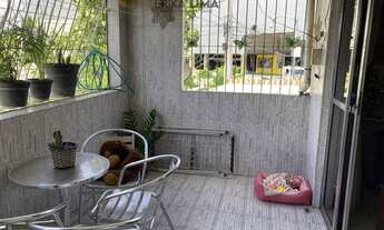 Imagem: Casa de dividida em 3 partes, com 1º andar