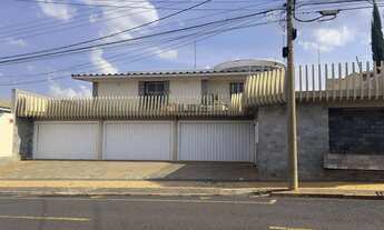 Imagem: Imóvel de Alto Padrão, 3 Pavimentos, Próximo