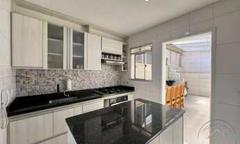 Imagem 4: Belo Sobrado Reformado • Varanda Ampla Gourmet com Churrasqueira • 2 Quartos e + 1 Quarto