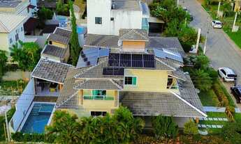 Imagem: Casa com piscina privativa e energia solar