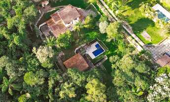 Imagem 2: Casa típica da Granja Vianna, em condomínio com mata Atlântica predominante