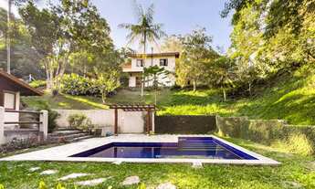 Imagem 5: Casa típica da Granja Vianna, em condomínio com mata Atlântica predominante