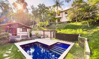 Imagem 1: Casa típica da Granja Vianna, em condomínio com mata Atlântica predominante