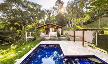 Imagem 4: Casa típica da Granja Vianna, em condomínio com mata Atlântica predominante