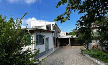 Imagem 2: Sobrado na Barra do Saí – Localização Privilegiada e Conforto