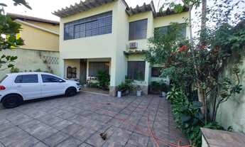 Imagem: Casa duplex com 5 quartos, área externa