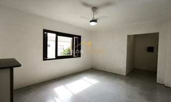 Imagem 2: Apto com 2 dormitórios, com garagem. Junto a hospital e centro. Próximo de tudo!