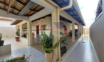 Imagem 2: Sobrado à venda, com 4 quartos, no bairro Estância Itanhangá, em Caldas Novas(GO