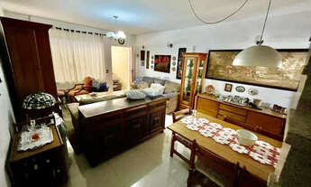 Imagem 2: Sobrado com móveis, 2 dormitórios amplos, 2 vagas de garagem e quintal, na Vila Euclides