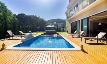 Imagem 1: Mansão mobiliada com 4 dormitórios e 5 vagas de garagem em Itapema