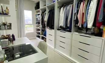 Imagem 6: Casa mobiliada no Condomínio Caledônia com 4 suítes e 4 vagas de garagem em Camboriú-SC