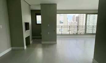 Imagem 1: Apartamento com 3 suítes e 2 vagas de garagem há 250m2 do mar no Centro de Balneário Cambo