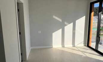 Imagem 3: Sobrado Triplex com 4 suítes e 2 vagas de garagem em Camboriú