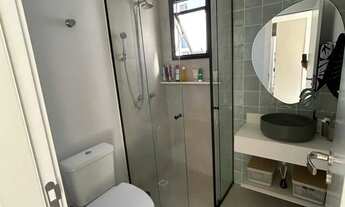 Imagem 2: Apartamento mobiliado com 2 dormitórios sendo 1 suíte e 1 vaga de garagem na Praia Brava