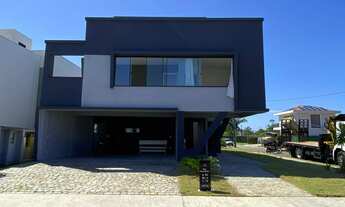 Imagem 2: Casa mobiliada no Condomínio Caledônia com 4 dormitórios, sendo 1 suíte e 4 vagas de garag