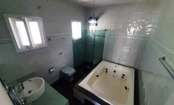 Imagem 2: Casa com 5 dormitórios sendo 2 suítes e 5 vagas na praia dos amores em Balneário Camboriú